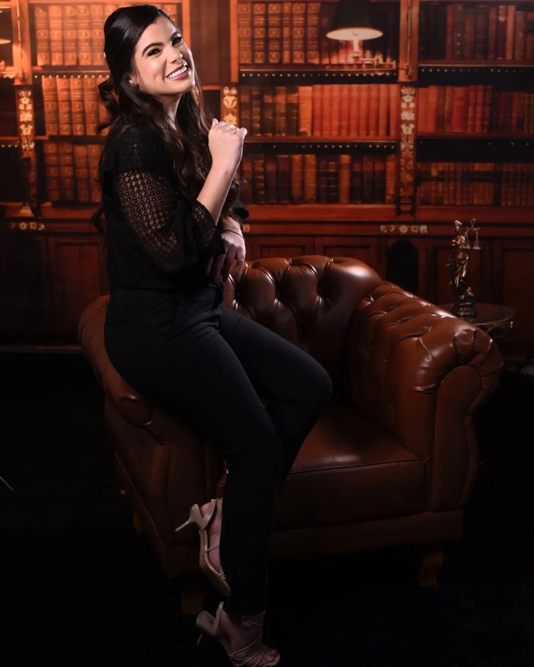 Gabriela Torres em ambiente de escritório jurídico